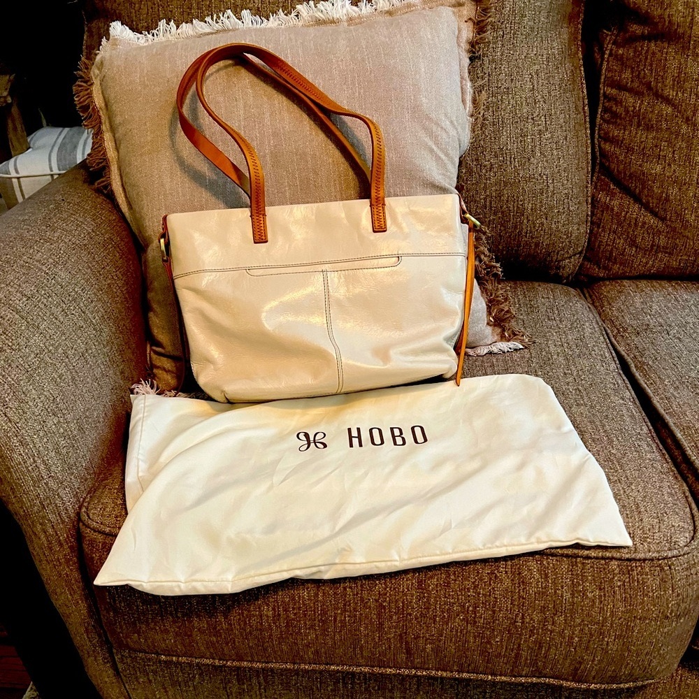 HOBO Cream and Tan Hobo Bag with Structured Elegance